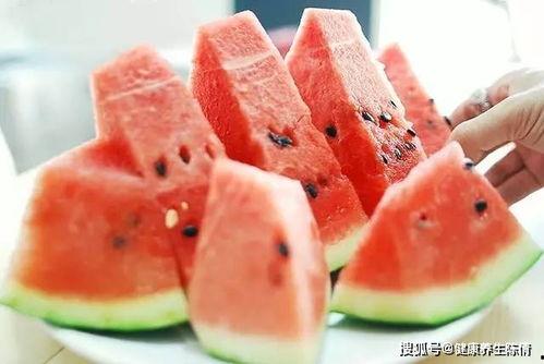 吃在三伏伏天吃瓜,伏天吃瓜，消暑解渴的夏日风情