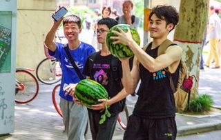 广西各个高校吃瓜,校园美食风云录